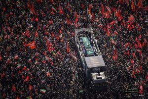 اسکای نیوز: انبوهی از مردم در مراسم تشییع رهبر انقلاب حضور دارند 