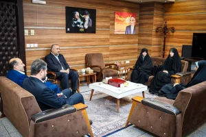 تجلیل رئیس سازمان زندان‌ها از فرزند شهید ذوالفقاری به پاس کسب رتبه برتر در کنکور سراسری